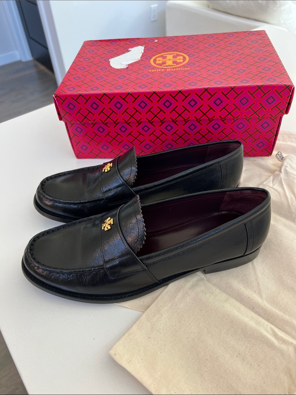 Tory Burch classic black leather loafers with gold tone logo size 9.5